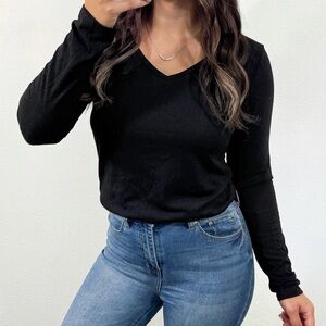 Black v-neck long sleeve
